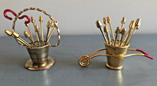 lot Anciens porte piques apéritif - BROUETTE  et PANIER métal doré vintage 1970