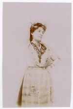 PHOTO photographie vers 1900, une femme en costume traditionnel