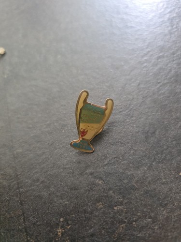 Pin om - pin’s,