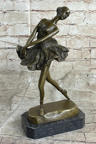 Femme debout avec pose - avec,