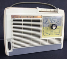 Radio portative Radiola, modèle RA 391 T, année 1960, coloris crème et gris.