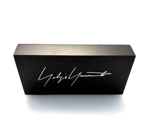 Plaque logo yohji - logo, yamamoto
