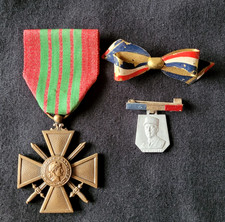 Lot Croix de Guerre 1939 broches Liberation WW2 French War Cross brooch