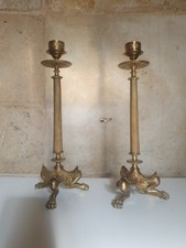 Superbe paire de bougeoirs. Pieds tripode, patte de lion.