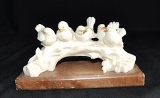 ANCIENS 5 OISEAUX EN RESINE SUR SOCLE EN MARBRE