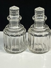 Lot de 2 flacons anciens en verre moulé – Made in England
