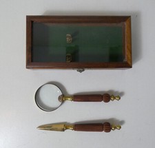 Loupe et coupe-papier dans un