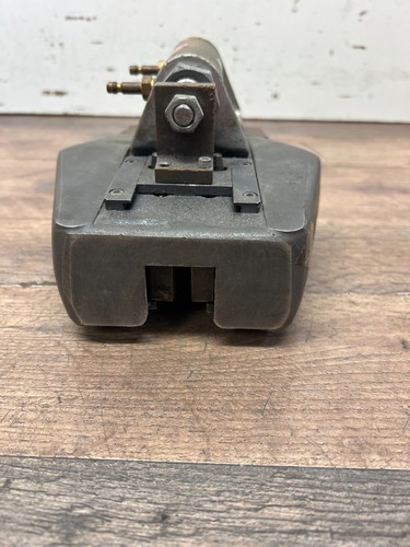 Instron pneumatic wedge - pneumatic, action