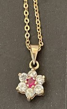 Bijou Chaine et Médaille pendentif Fleur en plaqué or et rubis/7145V1