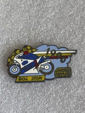 pin's moto Pilote Bol D’or 1990 Revue Rothmans Honda Drapeau Damier Avalanche