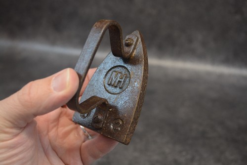 Ancien petit fer - repasser, en