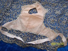 Bavoir ancien en soie rose brodée pour poupée. Fait main. Réf n°7