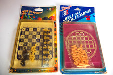 ANCIENS JEUX DE VOYAGE VINTAGE.PLAY BOX .ÉCHECS ET JEU DU SOLITAIRE .