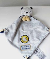 Doudou Plat Ours Gris Jaune Cape Bleue Ma Petite Montagne Mots D'enfants Leclerc
