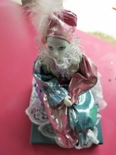 Poupée musicale en porcelaine