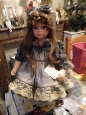 poupee porcelaine assise avec