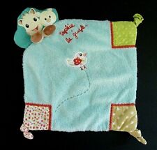 *. DOUDOU PLAT VULLI SOPHIE LA GIRAFE BLEU VERT DANS SON LIT OURS OISEAU TTBE