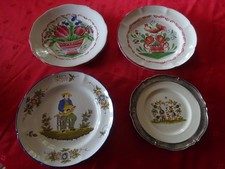 4 ASSIETTES DE SAINT CLEMENT 1 DECOR BOUQUET 1 DECOR COQ 1 MUSICIEN 1 PERSONNAGE