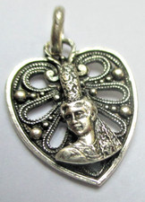 Ancien petit pendentif argenté Bretonne en coiffe sur cœur bijou vintage 4A