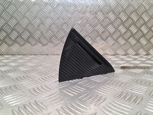 Enjoliveur triangle noir sur - noir, "sur