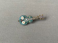 Broche en micro mosaïque en forme de guitare, bijou ancien