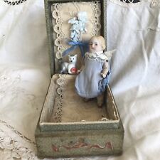 poupée ancienne dans coffret