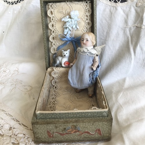 Poupée ancienne dans - dans, coffret