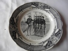 ANCIENNE ASSIETTE A DESSERT PARLANTE "SARREGUEMINES"LA VIE MILITAIRE N°5