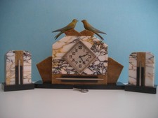 Horloge pendule mécanique avec garniture - oiseau sur marbre coloré - Art Déco -