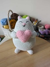 Chat blanc avec un cœur 