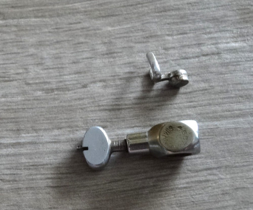 Serre aiguille pour machine - serre,