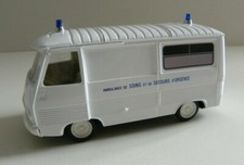 1/43 PEUGEOT J7 ambulance