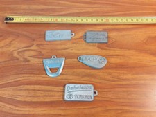 Lot goodies 5 plaques porte clé publicité garage métal brut différentes marques