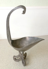 OBJET EN METAL EN ETAIN AVEC UN PONCON