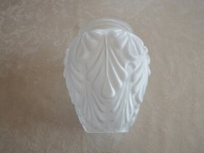 Tulipe Spéciale en Verre Moulé Dépoli  ( rare élément de lustre, grande griffe)