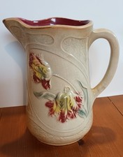 Ancien pichet en barbotine décor de fleurs