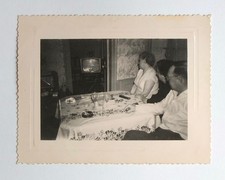 Famille regarde TV cathodique