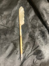 Porte plume ancien en nacre sculptée forme plume, collection écriture, bel objet