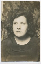 BP471 Carte Photo vintage card RPPC Femme portrait papier peint