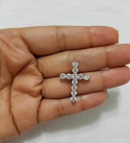 Diamant rond croix jésus - 5.ct,