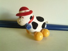 DOUDOU PELUCHE CHICCO VACHE NOIR BLANC ROULETTES JAUNE CHAPEAU ROUGE 16 CM  TTBE
