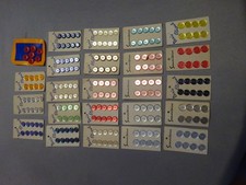 22 plaquettes samaritaine et paris eleguant  de boutons anciens  tres bon etat 