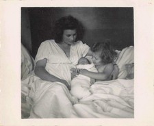 ANCIENNE PHOTOGRAPHIE 1949 MAMAN ET SES DEUX ENFANTS AU LIT