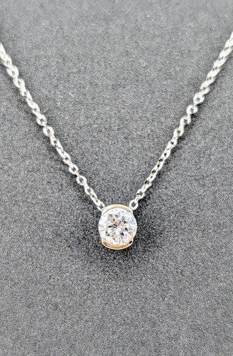 Collier pendentif solitaire - , en