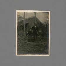 Vintage amateur snapshot photo, la belle époque couple à la balançoire jardin