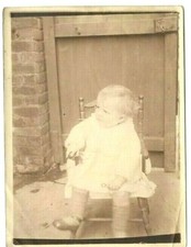 PHOTOGRAPHIE ANCIENNE, Bébé sur sa chaise, avant 1900