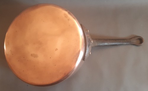 Une casserole cuivre - en,