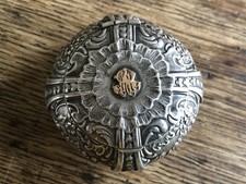 Petite boite, argent massif, style rocaille, richement sculptée et monogrammée.