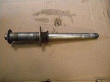 AXE DE ROUE AVANT 600 BANDIT