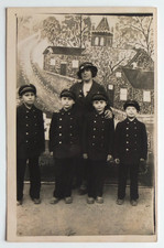 Femme 4 garçons habits militaires fond village peinture brut - Photo ancienne